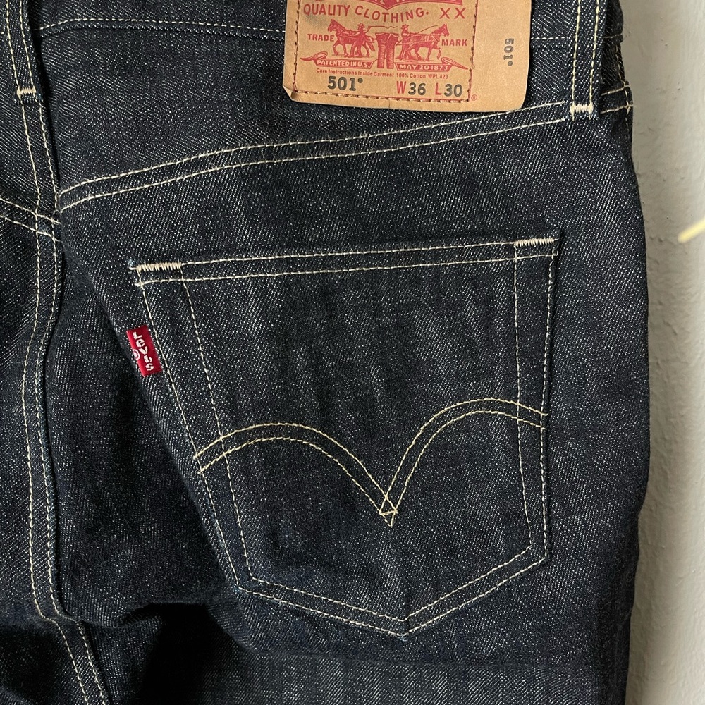 Mens 501 blue jeans button fly. Size W36xL30.